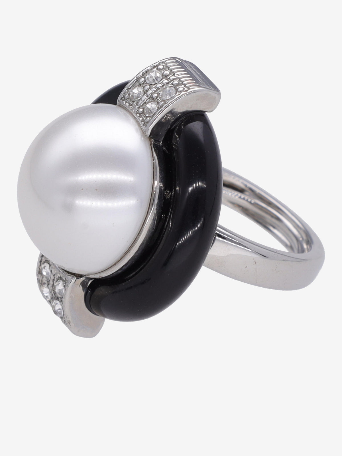 Kenneth Jay Lane Pearl Ring CVR24.1.150  Kenneth Jay Lane