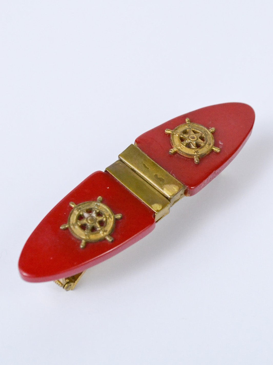 1980s brooch in red plastic and metal with marittime theme