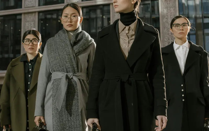 Woman wearing a classic vintage wool coat in winter, showcasing timeless tailoring, heritage style and the elegance of traditional craftsmanship.