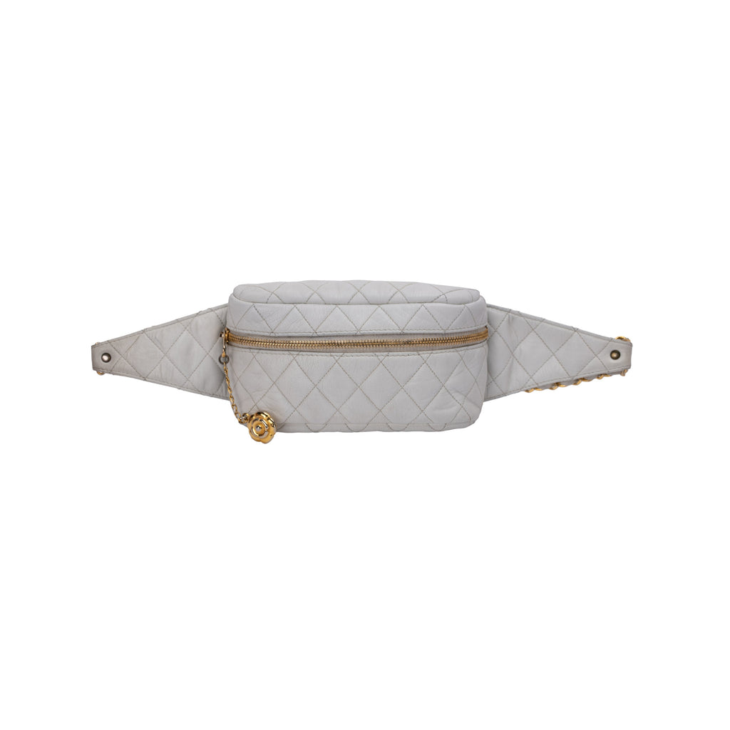 Chanel white leather matelassè pouch. Belt decorated with triple chains and zip fastening with gold tone camelia charm pre-owned nft