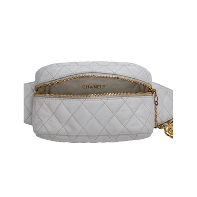 Chanel white leather matelassè pouch. Belt decorated with triple chains and zip fastening with gold tone camelia charm pre-owned nft