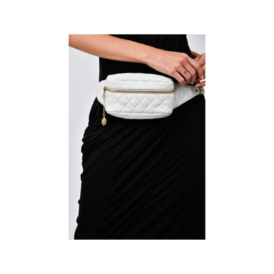 Chanel white leather matelassè pouch. Belt decorated with triple chains and zip fastening with gold tone camelia charm pre-owned nft