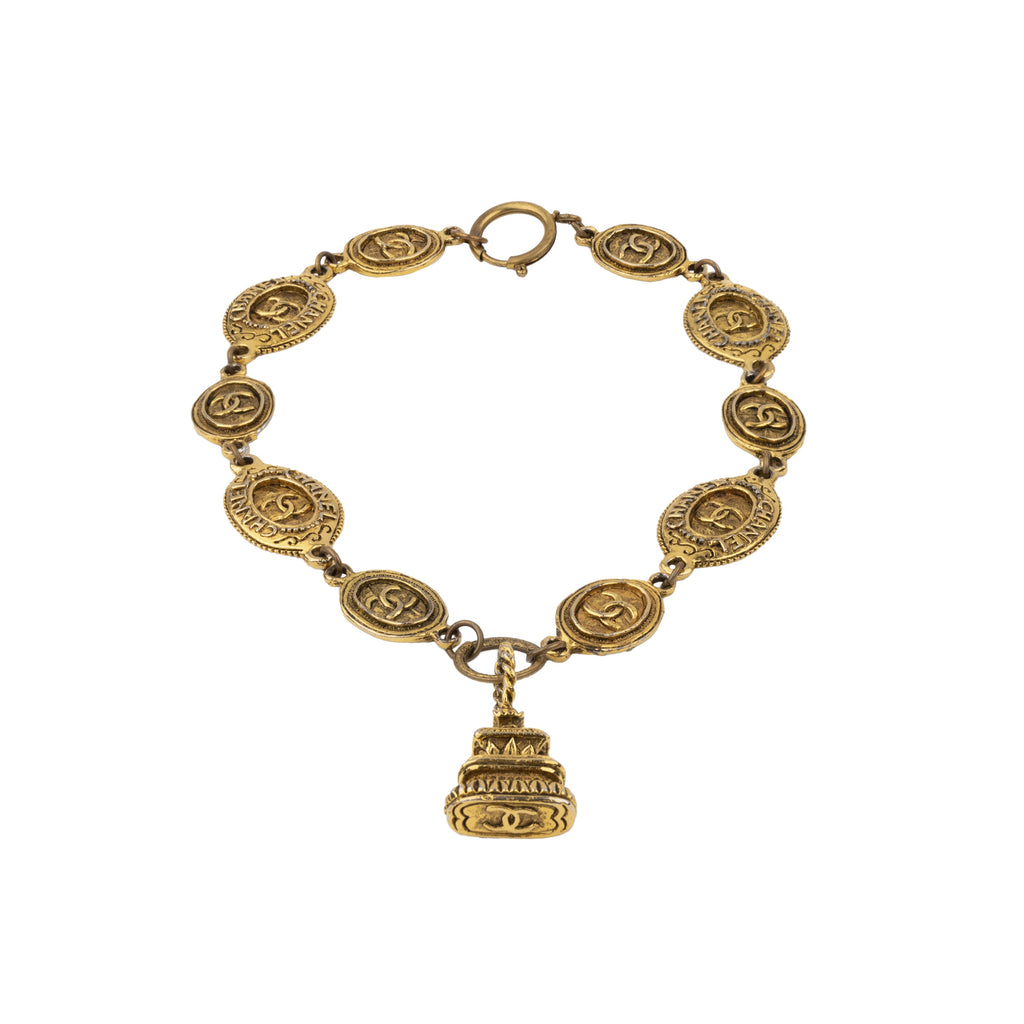 Chanel gold-plated brass necklace. This is a short necklace with medallions decorated with baroque motifs and crossed CC logo embellished with a pendant which recalls a Buddhist temple in its shape pre-owned