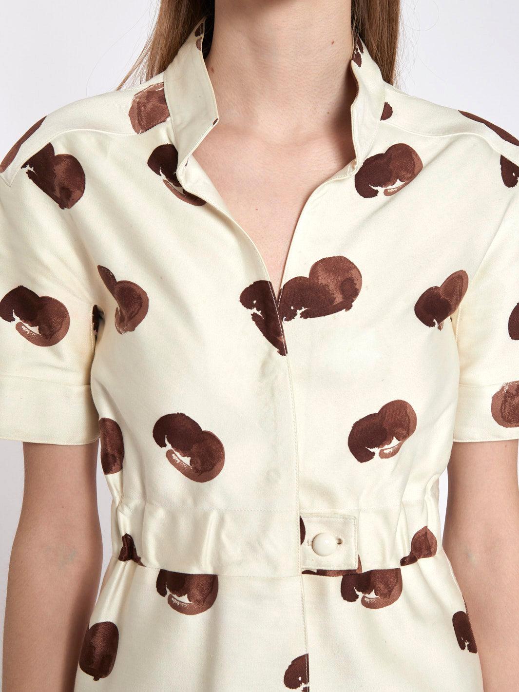 20 世纪 60 年代 Courrèges 奶油色棉质连衣裙，配棕色图案