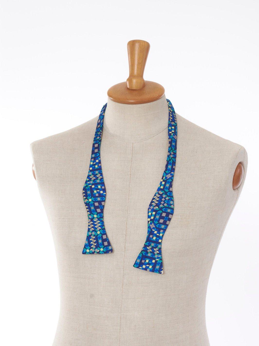 Geometric print silk bow tie, 1980 U57-1/39  Vintage 