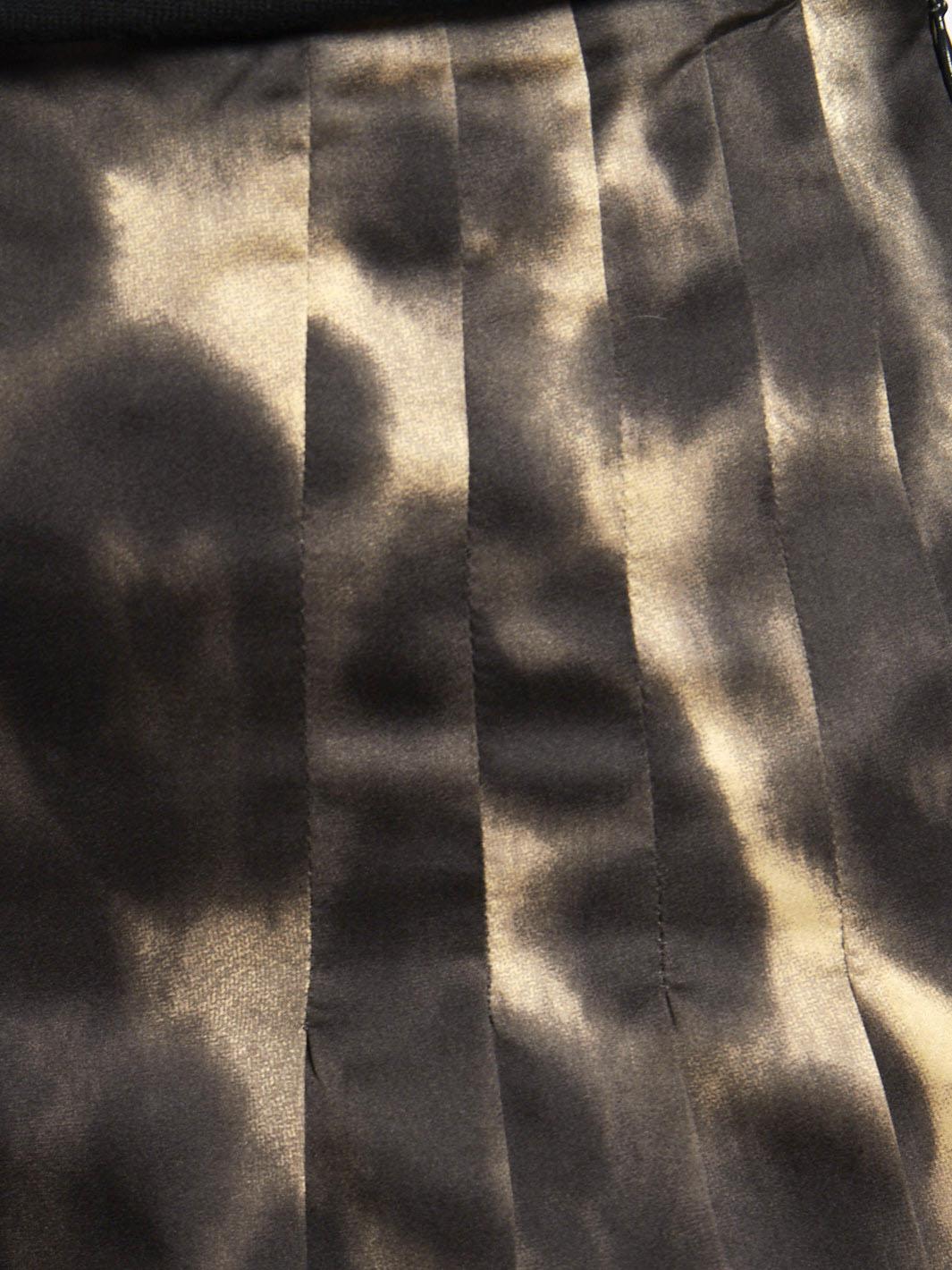 Gonna plissettata in seta Y2K Prada nei colori nero e beige