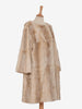 Pelliccia beige di lunghezza midi<br>