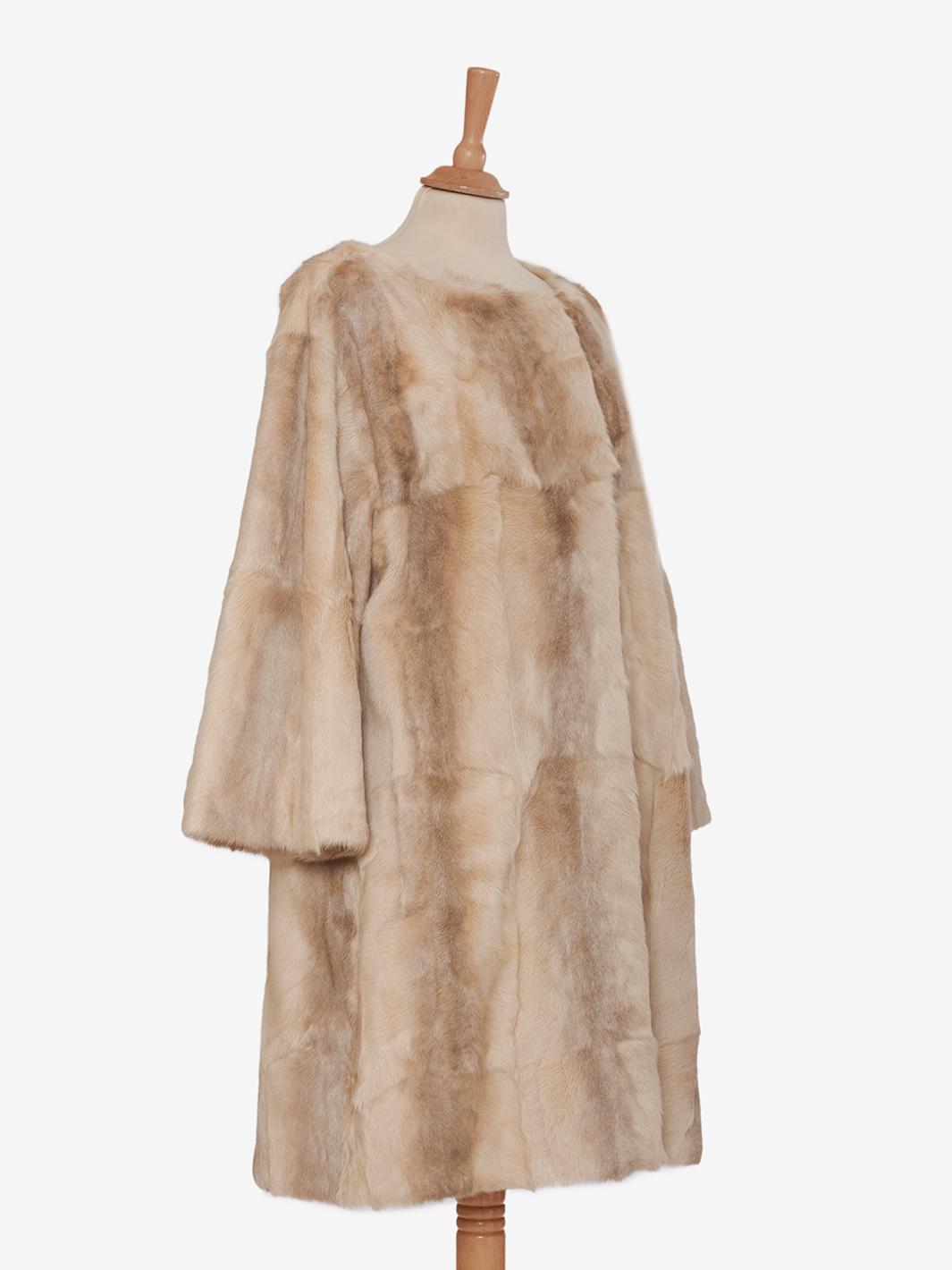 Pelliccia beige di lunghezza midi<br>