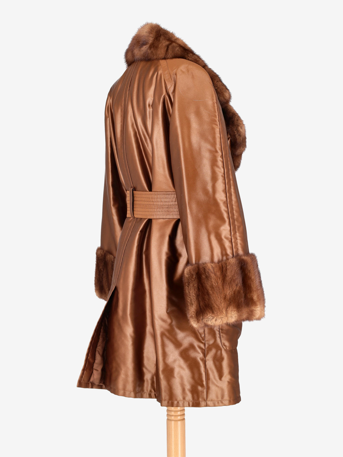 Mario Borsato Coat with Fur Details CVM26.6.98  Mario Borsato 