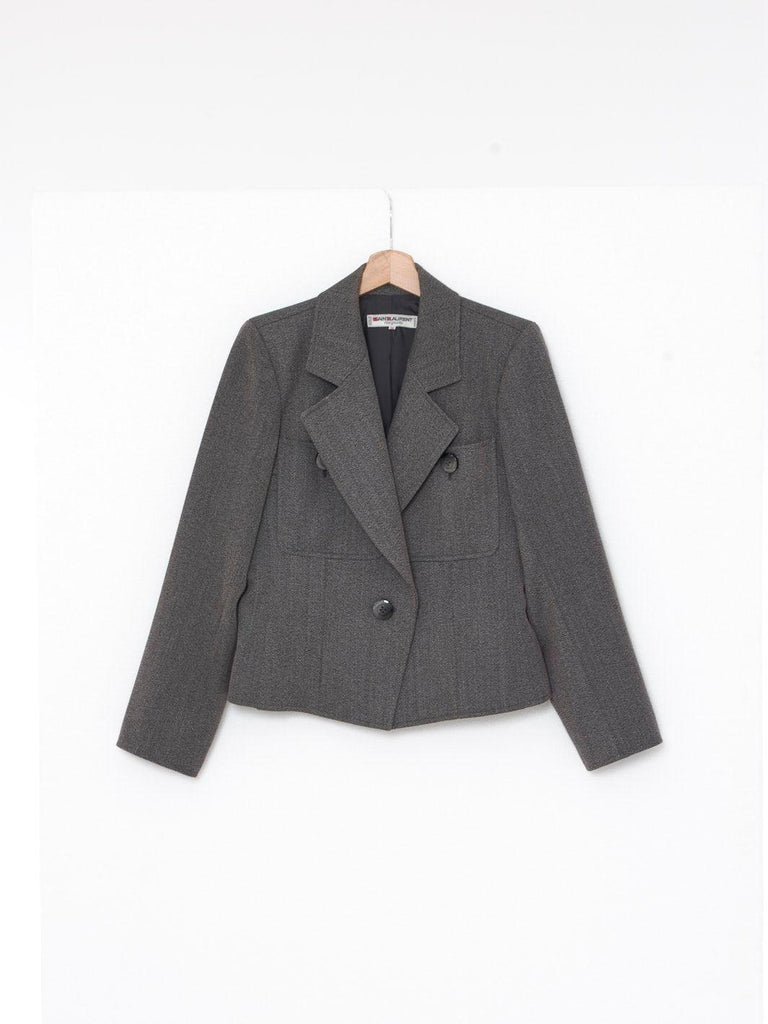服装： Saint Laurent Rive Gauche