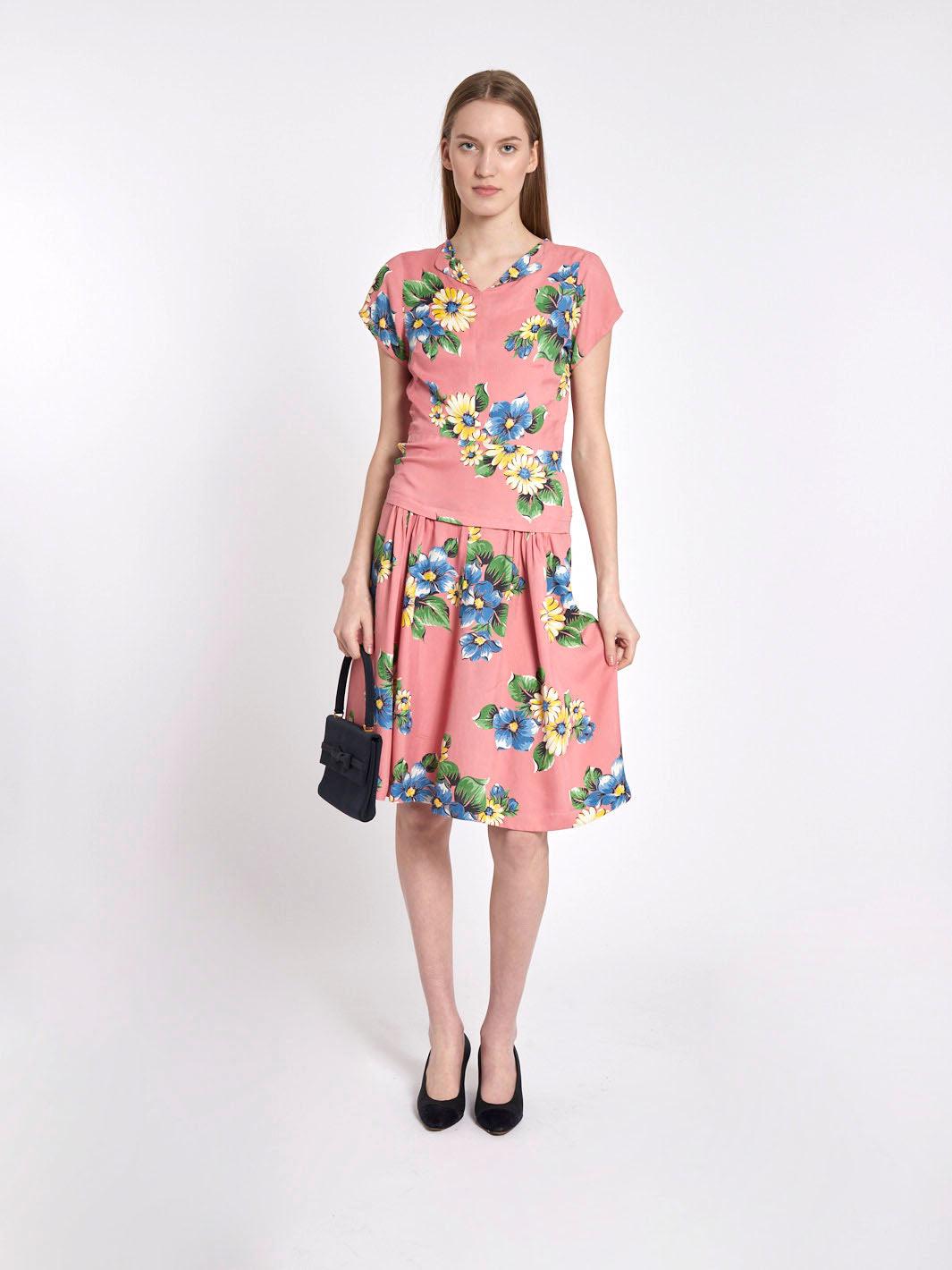 1940s day dress in pink rayon with wildflower print E1000387  Vintage 