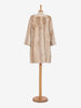 Pelliccia beige di lunghezza midi<br>