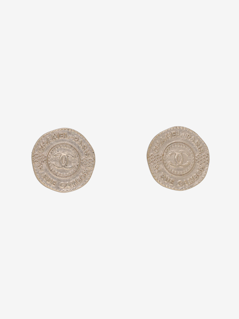 Orecchini con moneta d'argento e logo Chanel