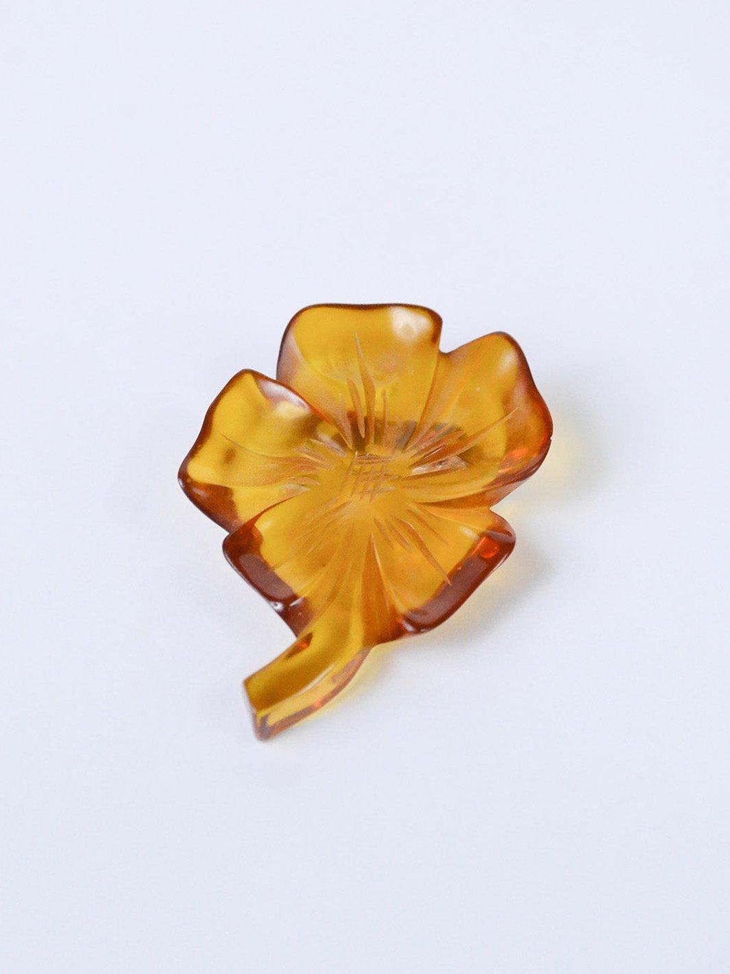 1930s flower shaped "Butterscotch" bakelite brooch W22061031  Vintage 