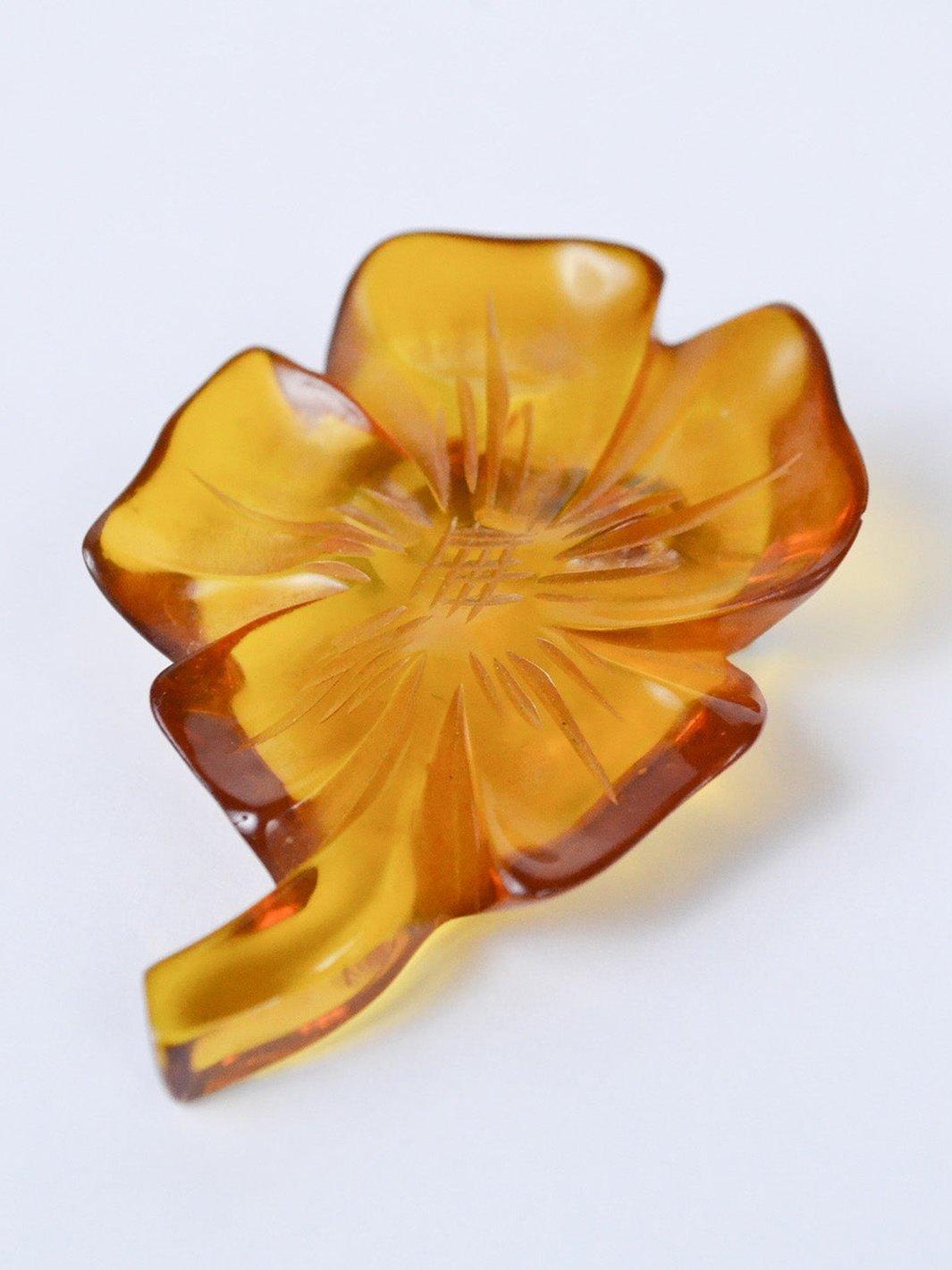 1930s flower shaped "Butterscotch" bakelite brooch W22061031  Vintage 