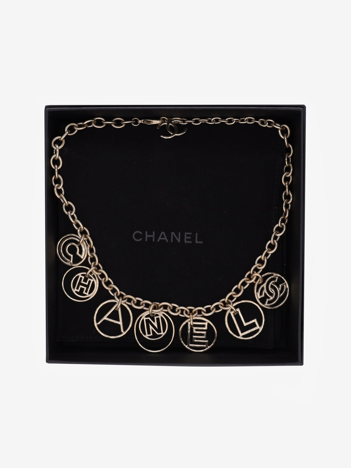 Collana a catena con scritta Chanel