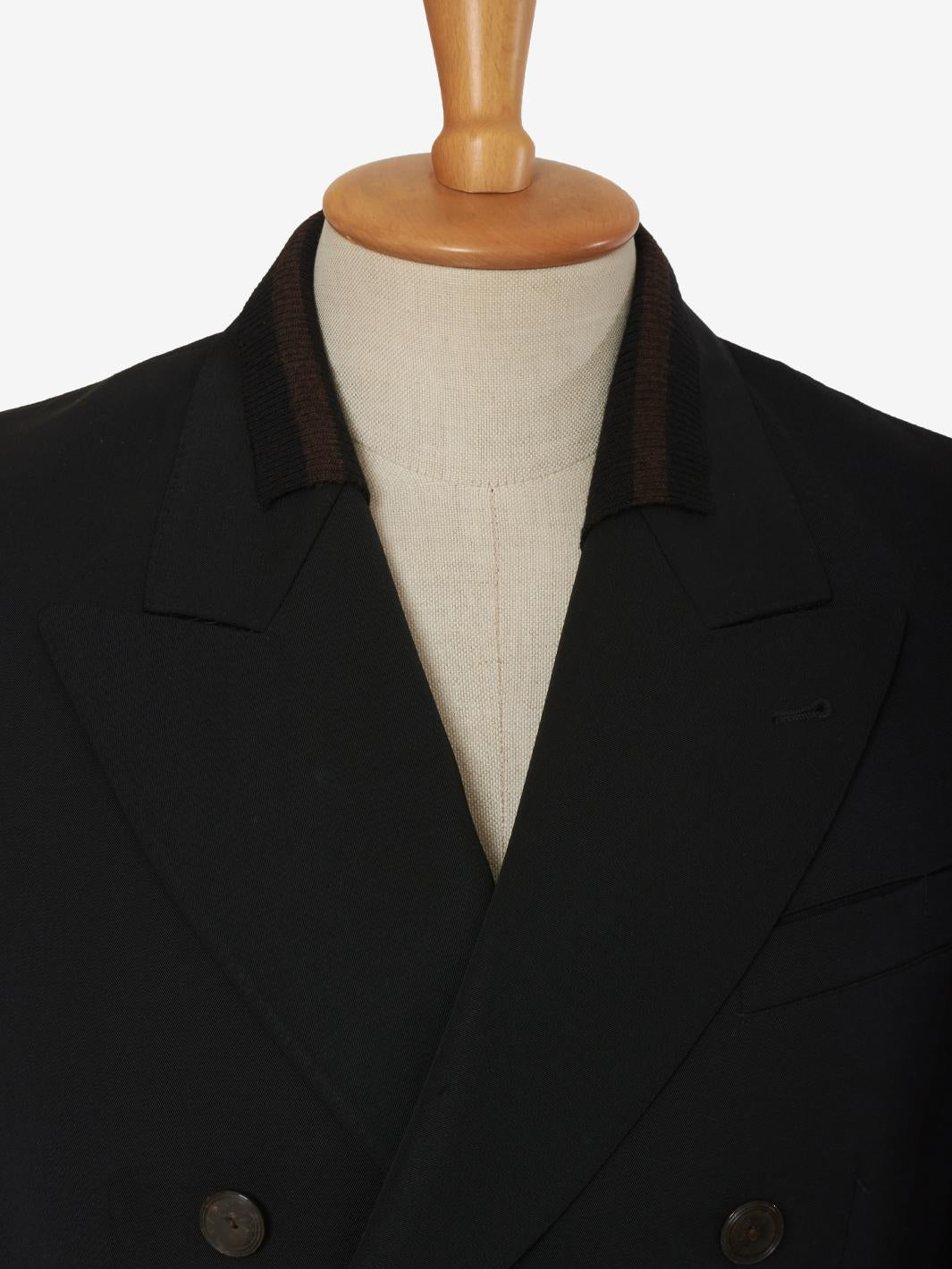 Jean Paul Gaultier 涂上双色指甲油，配上对比色