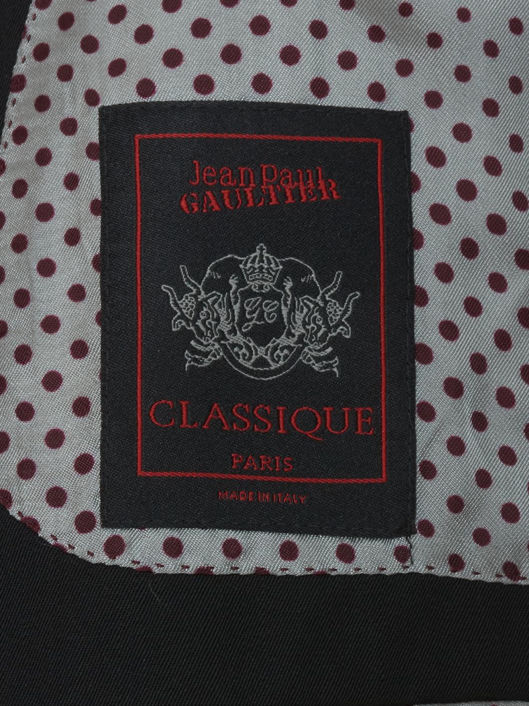 Jean Paul Gaultier 涂上双色指甲油，配上对比色