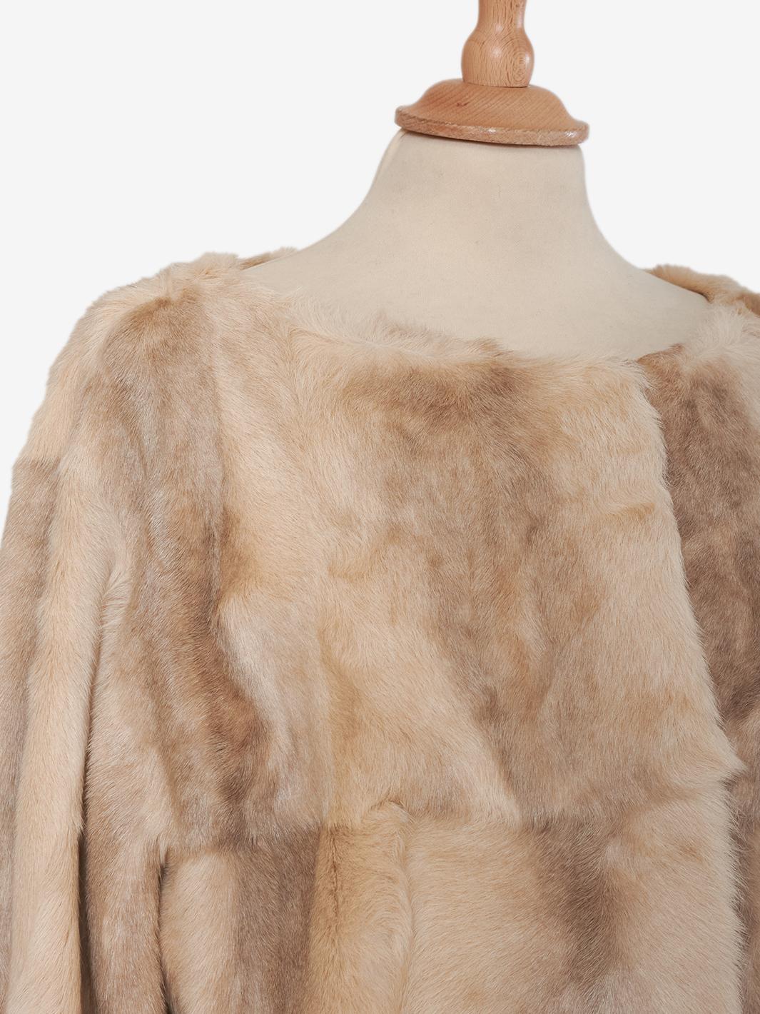 Pelliccia beige di lunghezza midi<br>