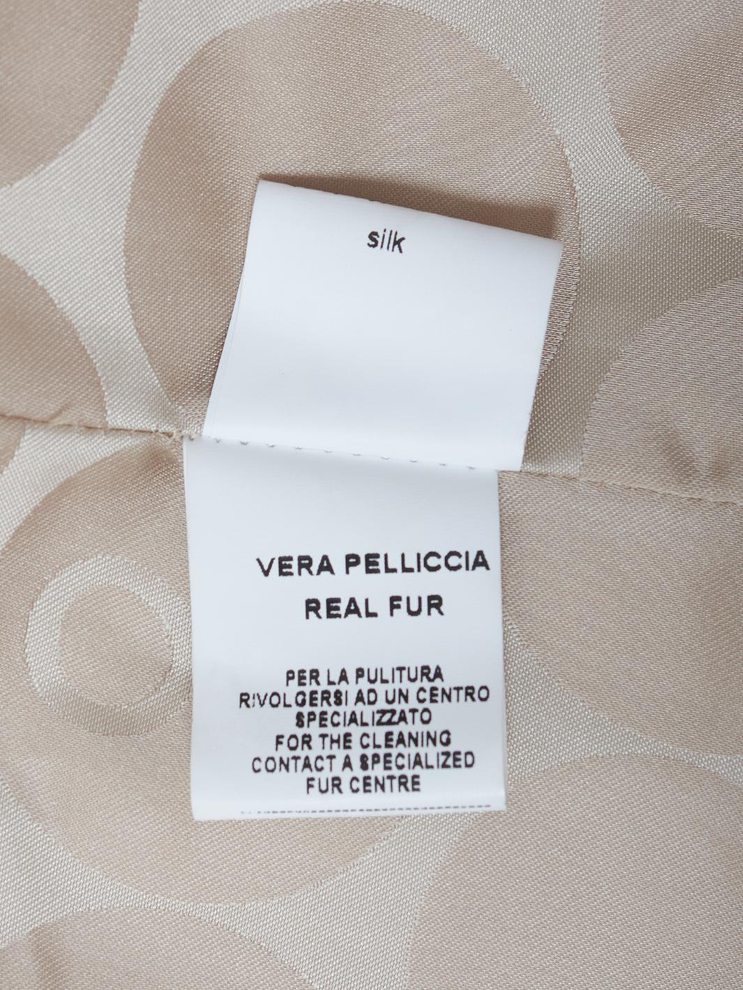 Pelliccia beige di lunghezza midi<br>