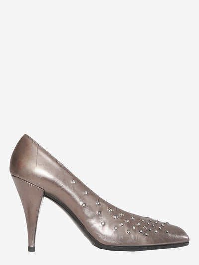 Metallic effect pumps with appliqués