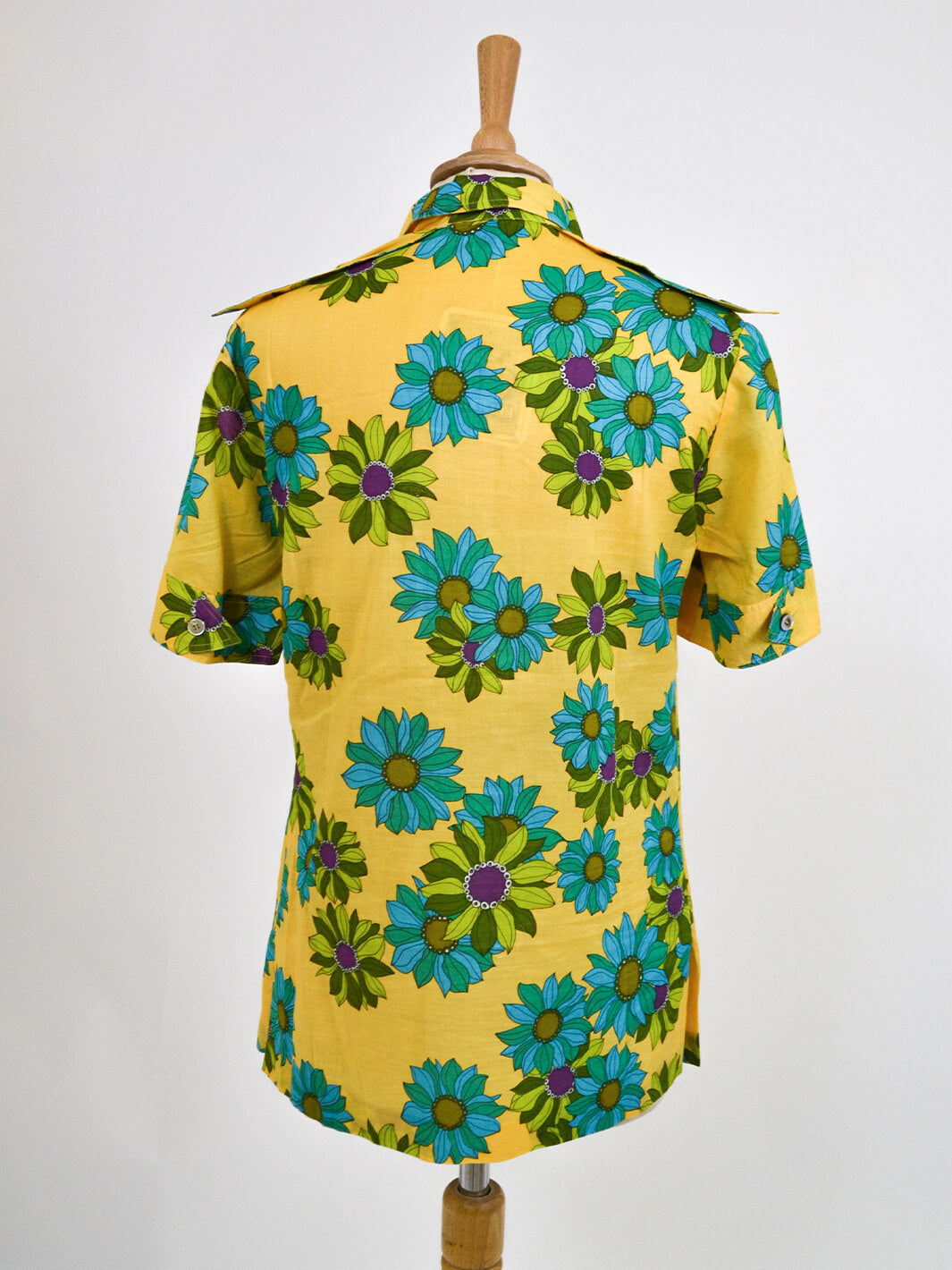 Gio Caré yellow flowered shirt with three-button closure, 70s