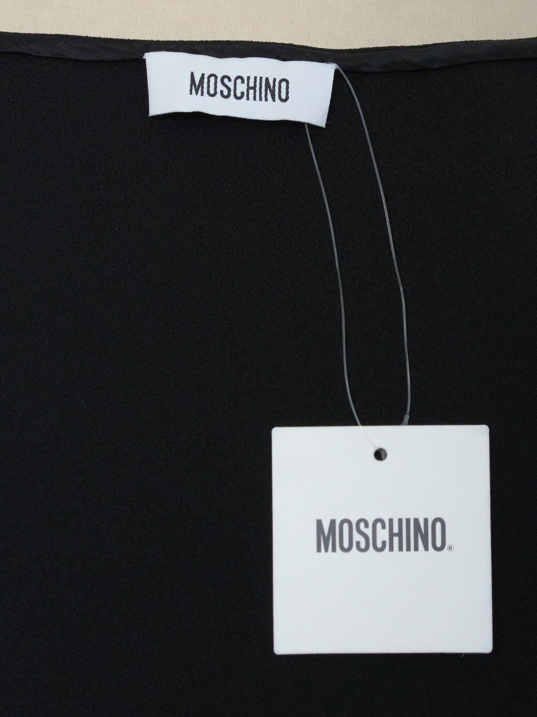 Moschino 黑色连衣裙搭配卢勒克斯裙子