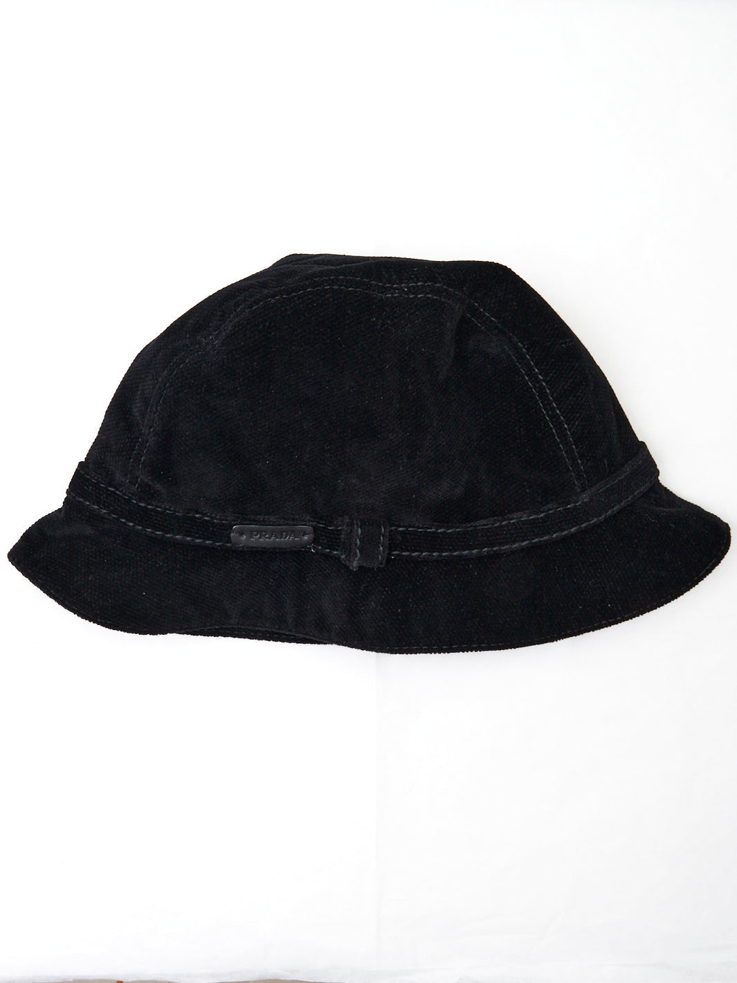 Cappello Y2K Prada in velluto nero