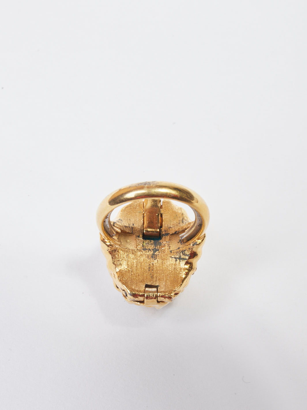 Anello plissettato Trifari dorato degli anni '70 con pietre intercambiabili