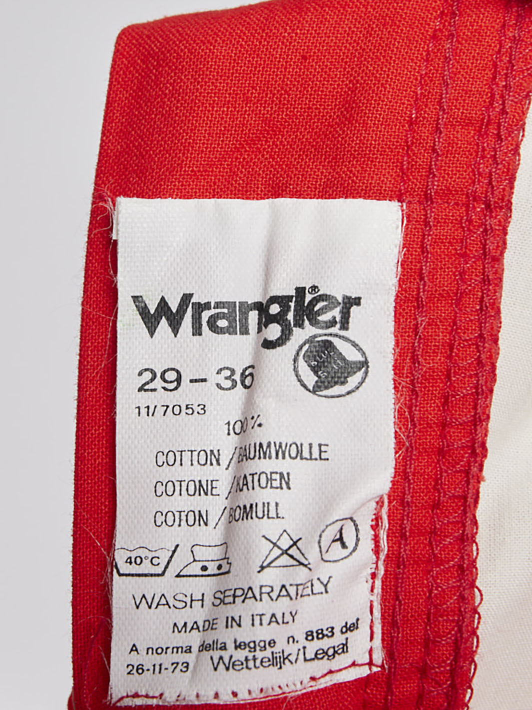 20 世纪 80 年代 Wrangler 修身剪裁长裤，鲜红色