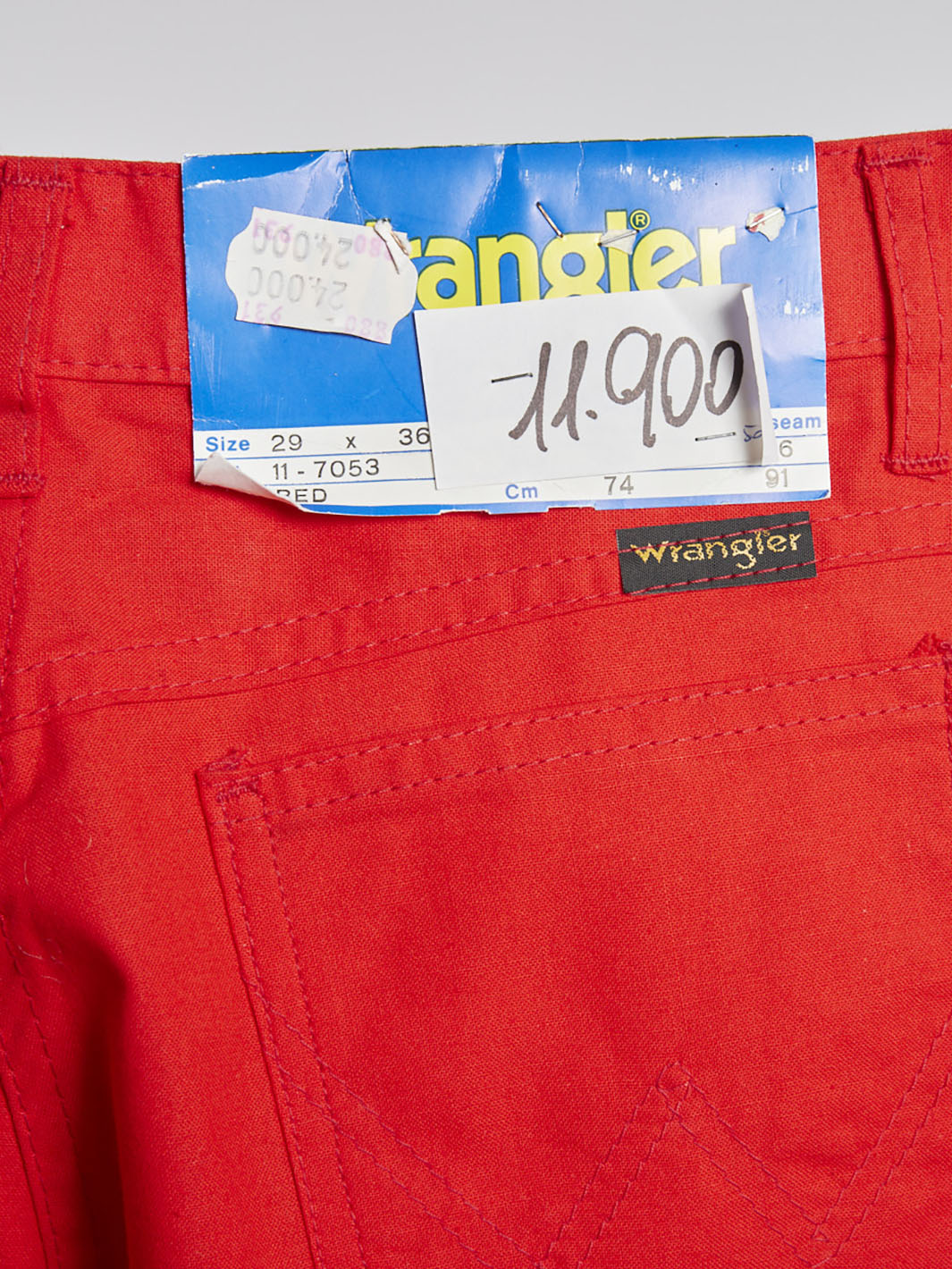 20 世纪 80 年代 Wrangler 修身剪裁长裤，鲜红色